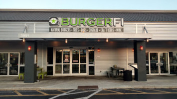 Burgerfi outside