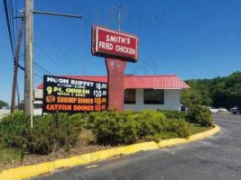 Smith's Fried Chicken outside