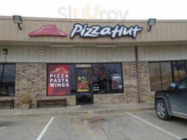 Pizza Hut outside