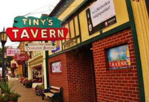 Tiny's Tavern outside