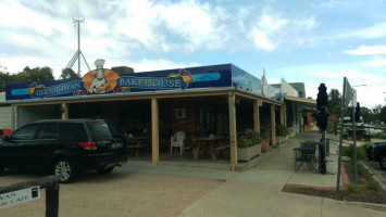 Glenrowan Bakehouse Cafe outside