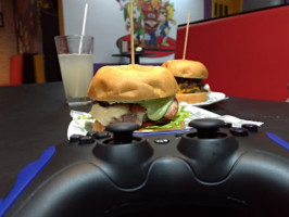 Play Pub Burger food