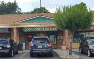 Joe's Pizza outside