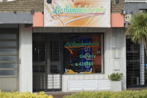 La Sandwicheria outside