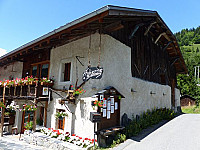 Auberge de Bionnassay outside