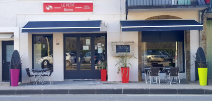 Le Petit Bistro inside