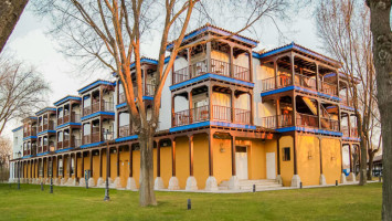 Parador De Manzanares outside