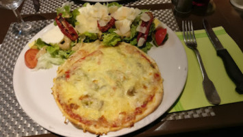 Resto Pizz Bourran food