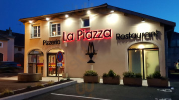 La Piazza outside