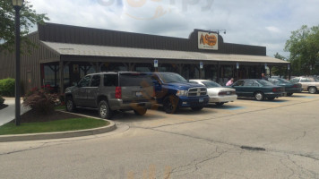 Cracker Barrel Old Country Store outside