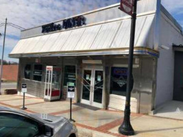 Fenders Diner outside