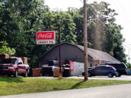 Smokey Pig -b-q outside