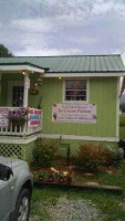 Frank's Old Fashioned Ice Cream Parlour outside