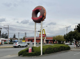 Happy Donuts outside