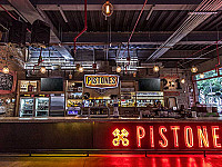 Pistones Garage inside