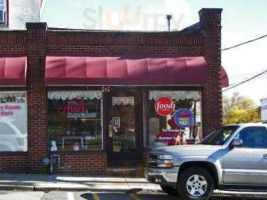 Ava's Cupcake Shoppe outside