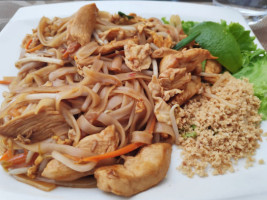 Mon Petit Thai food