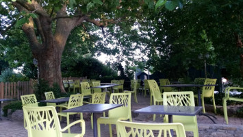 Restaurant Dejeunez Sous l'Arbre inside