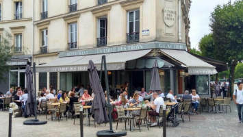 La Table Des Troys food