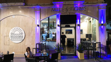 Milestone Restaurante y Bar food