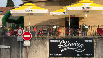 L'envie outside