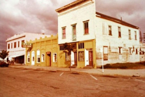 Pine Street Saloon outside