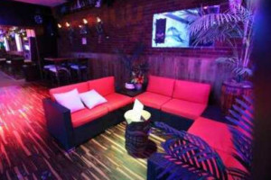 Graystone Lounge Tiki inside