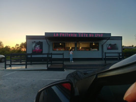 Friterie De La Tête Du Loup Desvres/longfossé inside