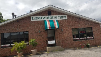 Lombardi's Bakery outside