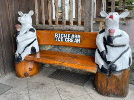 Rich Farm Ice Cream Shop outside