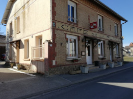 Cafe De La Place outside