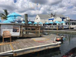 Bracco's Clam Oyster food