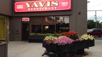 Yavis Family Restaurant outside