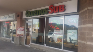 Quiznos outside