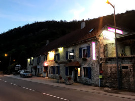 La Bonne Auberge outside