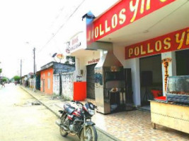 Pollos Yiret outside