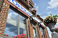 L'ortolan outside