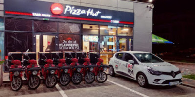 Pizza Hut Delivery outside