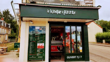 Le Kiosque à Pizzas outside