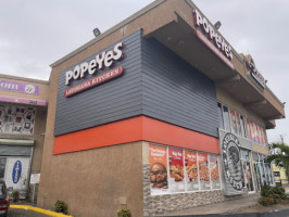 Popeyes Louisana Kitchen outside