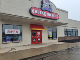 Chuck E. Cheese outside