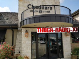 Cheddar's Scratch Kitchen outside