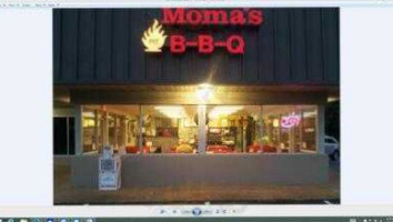 Moma's -b-q outside