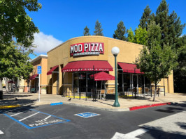 Mod Pizza outside