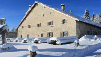 La Pinte de la Petite-Joux, outside