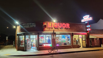 Ken's Liquor Deli outside