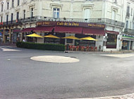 Le cafe de la paix outside