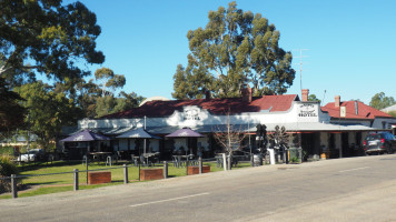 Magpie & Stump Hotel food