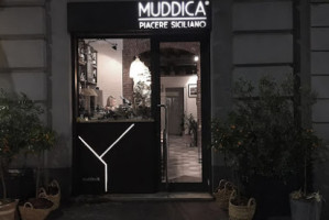 Muddica outside