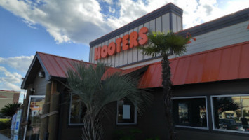 Hooters outside